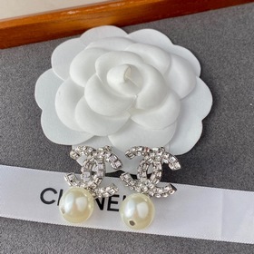 CHANEL Классические серьги-гвоздики с двойным логотипом «C» и стр