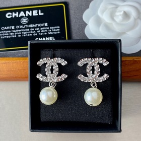 CHANEL Классические серьги-гвоздики с двойным логотипом «C» и стр