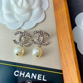 CHANEL Классические серьги-гвоздики с двойным логотипом «C» и стр