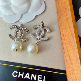 CHANEL Классические серьги-гвоздики с двойным логотипом «C» и стр