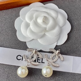 CHANEL Классические серьги-гвоздики с двойным логотипом «C» и стр