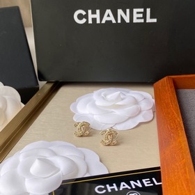 Chanel маленькие серьги с двойным C Миниатюрные, подходящие к лю