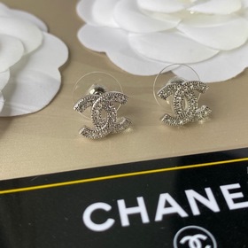 Chanel маленькие серьги с двойным C Миниатюрные, подходящие к лю