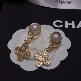 Chanel маленькие серьги-гвоздикиз серебра 925 пробы С логотипом C
