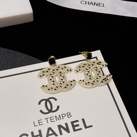 CHANEL Микро-бриллиантовые серьги-гвоздики с буквами Оригинальны