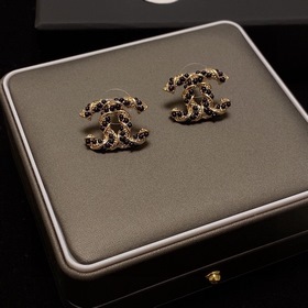 CHANEL Серьги-гвоздики с черными жемчужинами двойным логотипом 