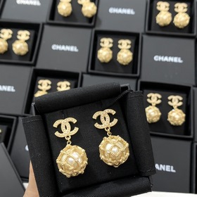 CHANEL Прозрачные шарики с узором  Серьги с жемчугом  Детали
