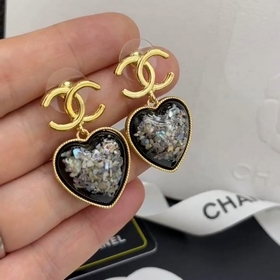 CHANEL Натуральные жемчужные серьги-гвоздики с буквой «L» Оригина