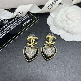 CHANEL Натуральные жемчужные серьги-гвоздики с буквой «L» Оригина
