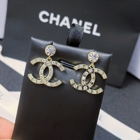 CHANEL Серьги-гвоздики с крупными буквамиз кристаллов Swarovski