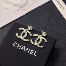 CHANEL Серьги-гвоздики с крупными буквамиз кристаллов Swarovski