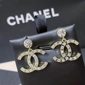 CHANEL Серьги-гвоздики с крупными буквамиз кристаллов Swarovski 