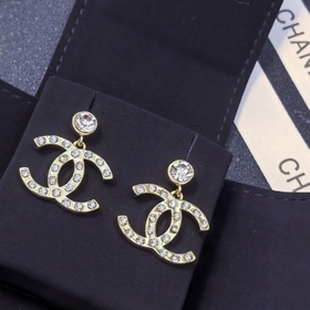 CHANEL Серьги-гвоздики с крупными буквамиз кристаллов Swarovski 
