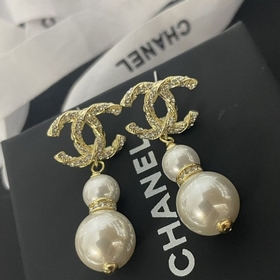 Chanel Серьги-гвоздики с бусинами в форме бутылочки буквамиз крис