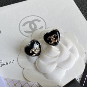 Chanel Серьги-гвоздики с жемчужинами в форме букв и солнечных цве
