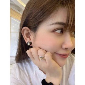 Chanel Серьги-гвоздики с жемчужинами в форме букв и солнечных цве