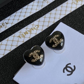 Chanel Серьги-гвоздики с жемчужинами в форме букв и солнечных цве