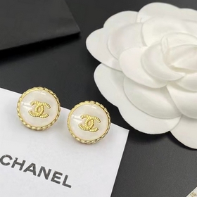 CHANEL Новая модель сережек-гвоздиков с буквамиз лунного камня Ор