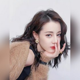 CHANEL Новая модель сережек-гвоздиков с буквамиз лунного камня Ор