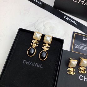 Chanel маленькие жемчужные серьги-гвоздики Классический логотип C