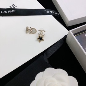 Chanel Серьги-гвоздики Chanel с жемчужинами
