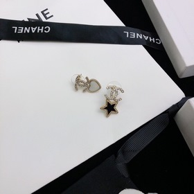 Chanel Серьги-гвоздики Chanel с жемчужинами
