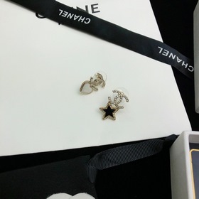 Chanel Серьги-гвоздики Chanel с жемчужинами