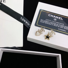 Chanel Серьги-гвоздики Chanel с жемчужинами