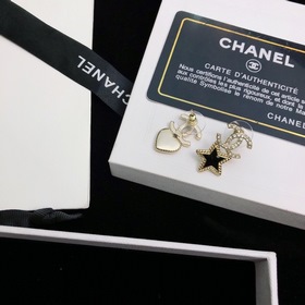 Chanel Серьги-гвоздики Chanel с жемчужинами