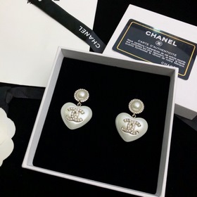 Chanel Серьги-гвоздики Chanel с жемчужинами