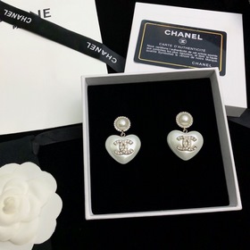 Chanel Серьги-гвоздики Chanel с жемчужинами