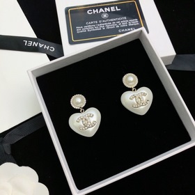 Chanel Серьги-гвоздики Chanel с жемчужинами
