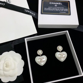 Chanel Серьги-гвоздики Chanel с жемчужинами