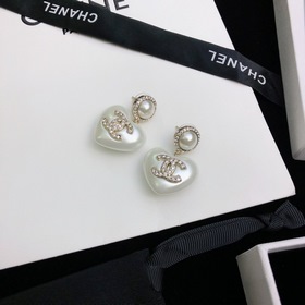Chanel Серьги-гвоздики Chanel с жемчужинами
