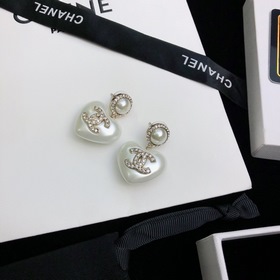 Chanel Серьги-гвоздики Chanel с жемчужинами