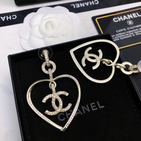 Chanel Серьги-гвоздики Дизайн： «Символ Chanel виде двух букв C в 