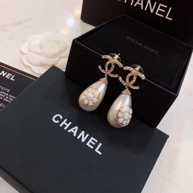 Chanel Серьги-гвоздики Chanel с жемчужинами