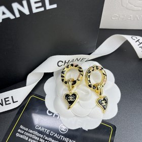Chanel Серьги-гвоздики с буквами сердечкамиз шнурка с полосками a