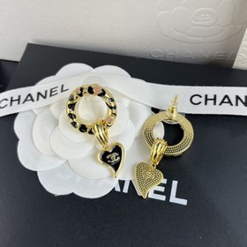 Chanel Серьги-гвоздики с буквами сердечкамиз шнурка с полосками a
