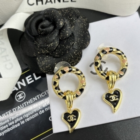 Chanel Серьги-гвоздики с буквами сердечкамиз шнурка с полосками a