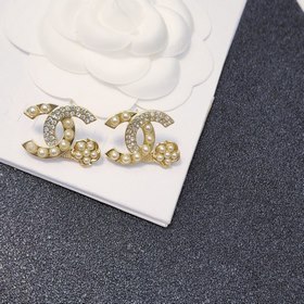 Chanel Серьги-гвоздики с микро-инкрустацией из жемчуга и камелия