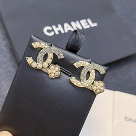 Chanel Серьги-гвоздики с микро-инкрустацией из жемчуга и камелия