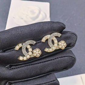 Chanel Серьги-гвоздики с микро-инкрустацией из жемчуга и камелия