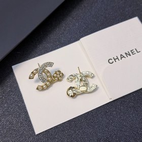 Chanel Серьги-гвоздики с микро-инкрустацией из жемчуга и камелия 