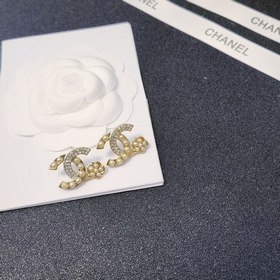 Chanel Серьги-гвоздики с микро-инкрустацией из жемчуга и камелия 