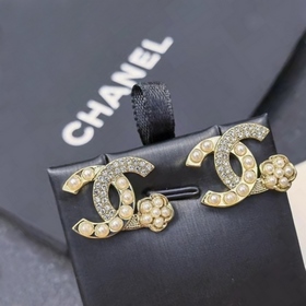 Chanel Серьги-гвоздики с микро-инкрустацией из жемчуга и камелия 