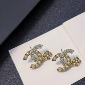 Chanel Серьги-гвоздики с микро-инкрустацией из жемчуга и камелия 