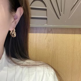 CHANEL Chanel Серьги-гвоздики с вырезанными буквами сердечками Та