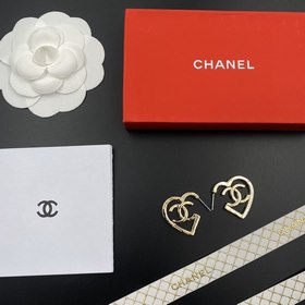 CHANEL Chanel Серьги-гвоздики с вырезанными буквами сердечками Та