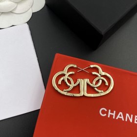CHANEL Chanel Серьги-гвоздики с вырезанными буквами сердечками Та